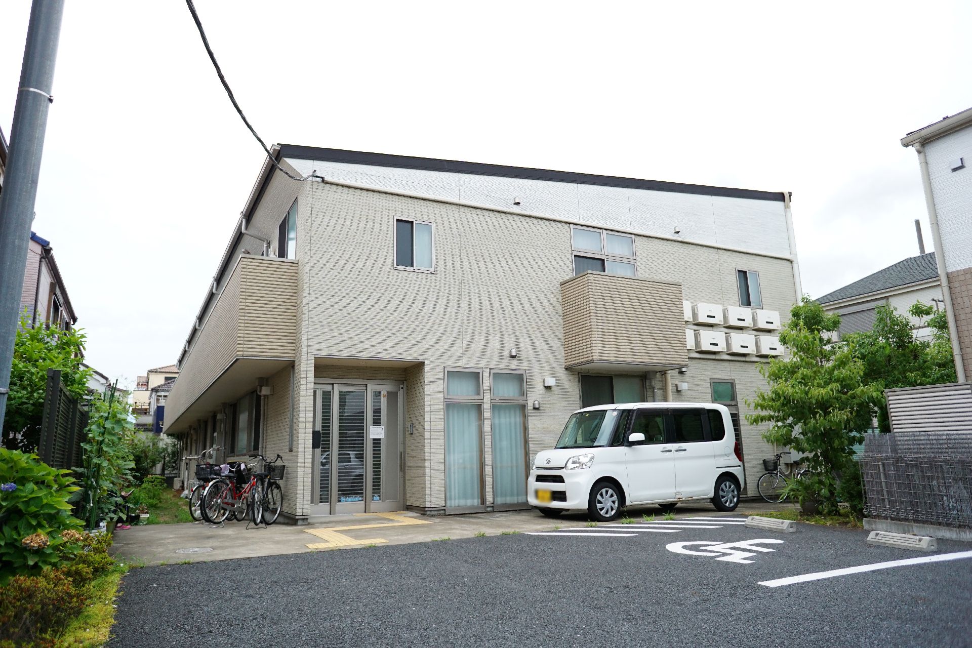 段差が排除された、車椅子の方でも楽に入館できる施設の外観
