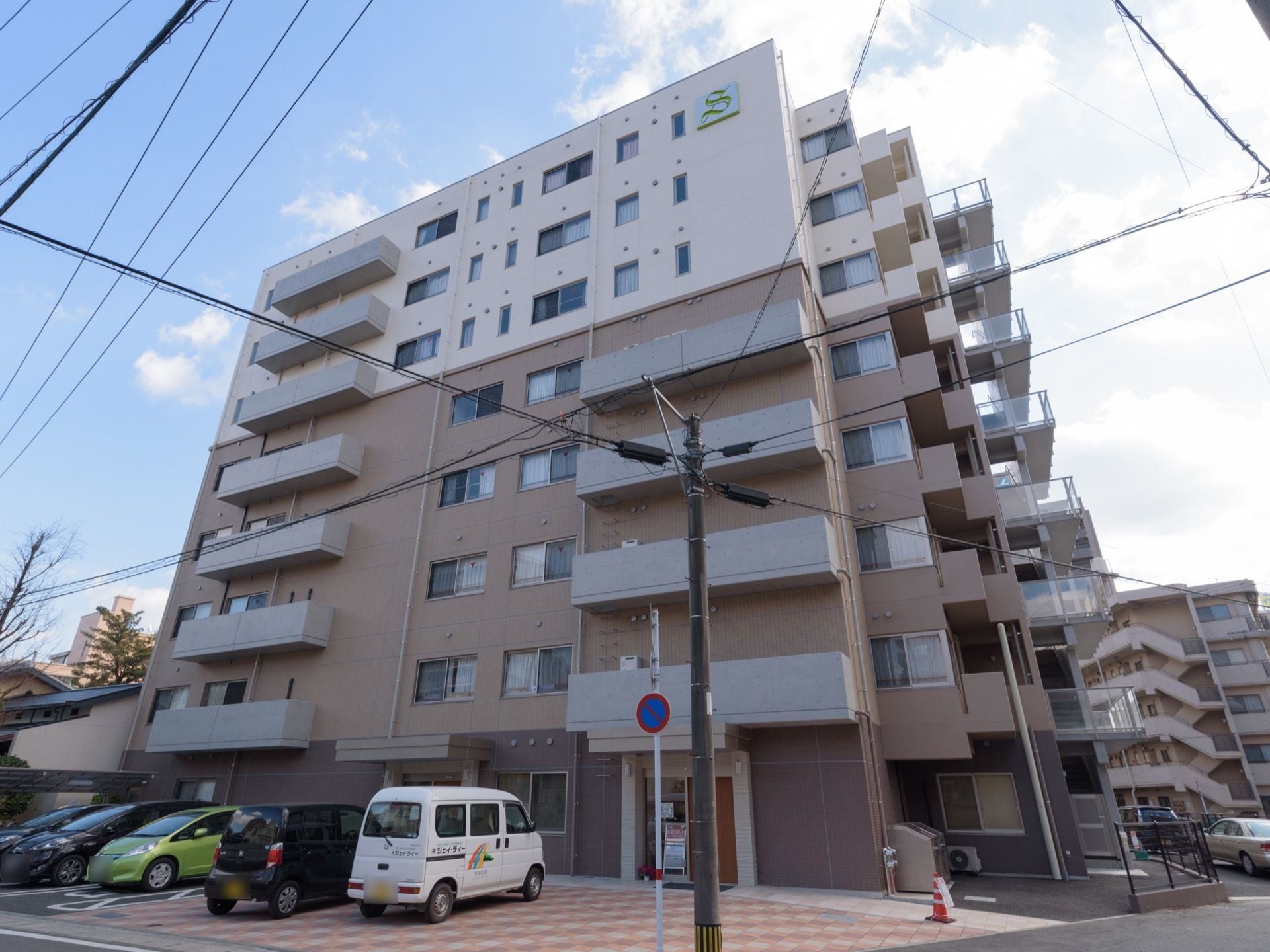 8階建てのサービス付き高齢者向け住宅である。介護型と自立型の２種類のタイプからなる複合型で、2人部屋も多数ありサービスも充実させている。