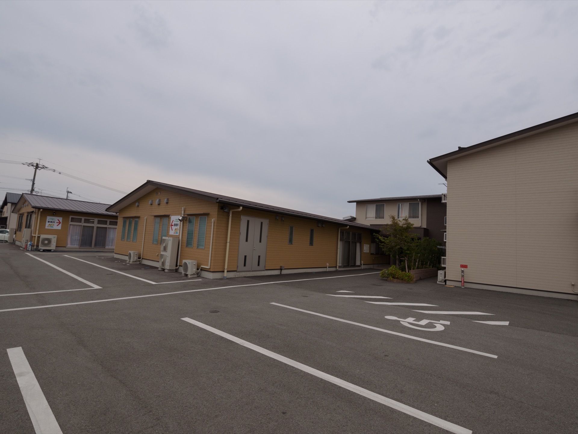 外観は平屋建ての建物で、落ち着いた雰囲気である。駐車場は広々としており、車利用の方にも快適に利用してもらえる。