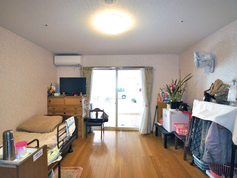 個室完備である。広い部屋で、一人でゆったりと過ごす時間も確保できる。部屋の中には介護用ベッドも設置している。