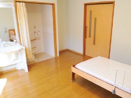 広々とした部屋には、介護用ベッドが設置されている。トイレ、洗面台が備えられており、プライバシーの守られた暮らしを送ることができる。