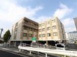施設の建物は4階建てでL字型である。1階部分には駐車スペースがある。外壁はベージュ色である。施設名が記された看板が立てられている。