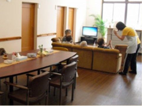 リビングには、大きなテーブル席と、ゆったりと座れるソファ席をご用意している。お好きな場所過ごしていただける。