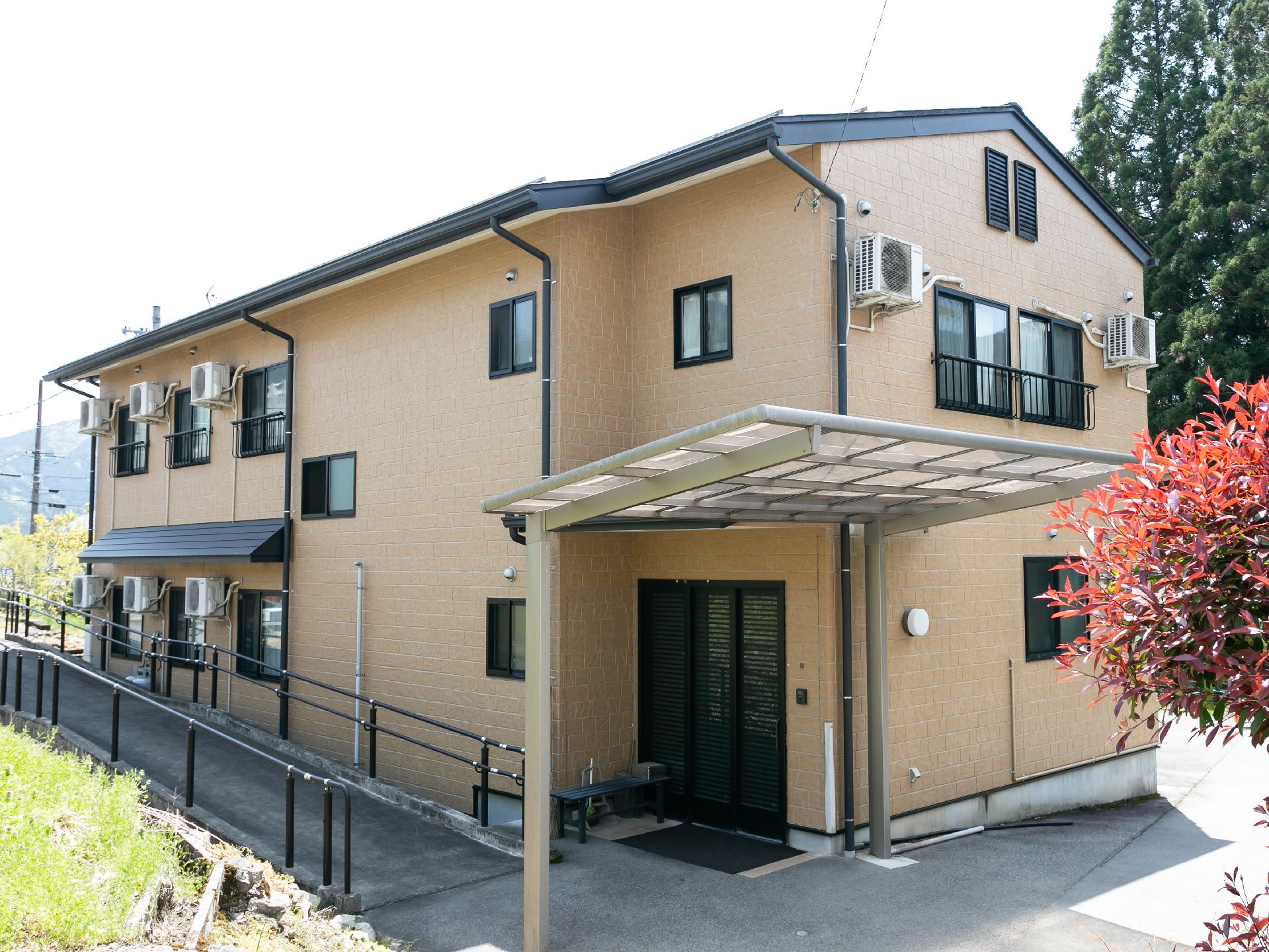 ２階建ての全室個室の施設