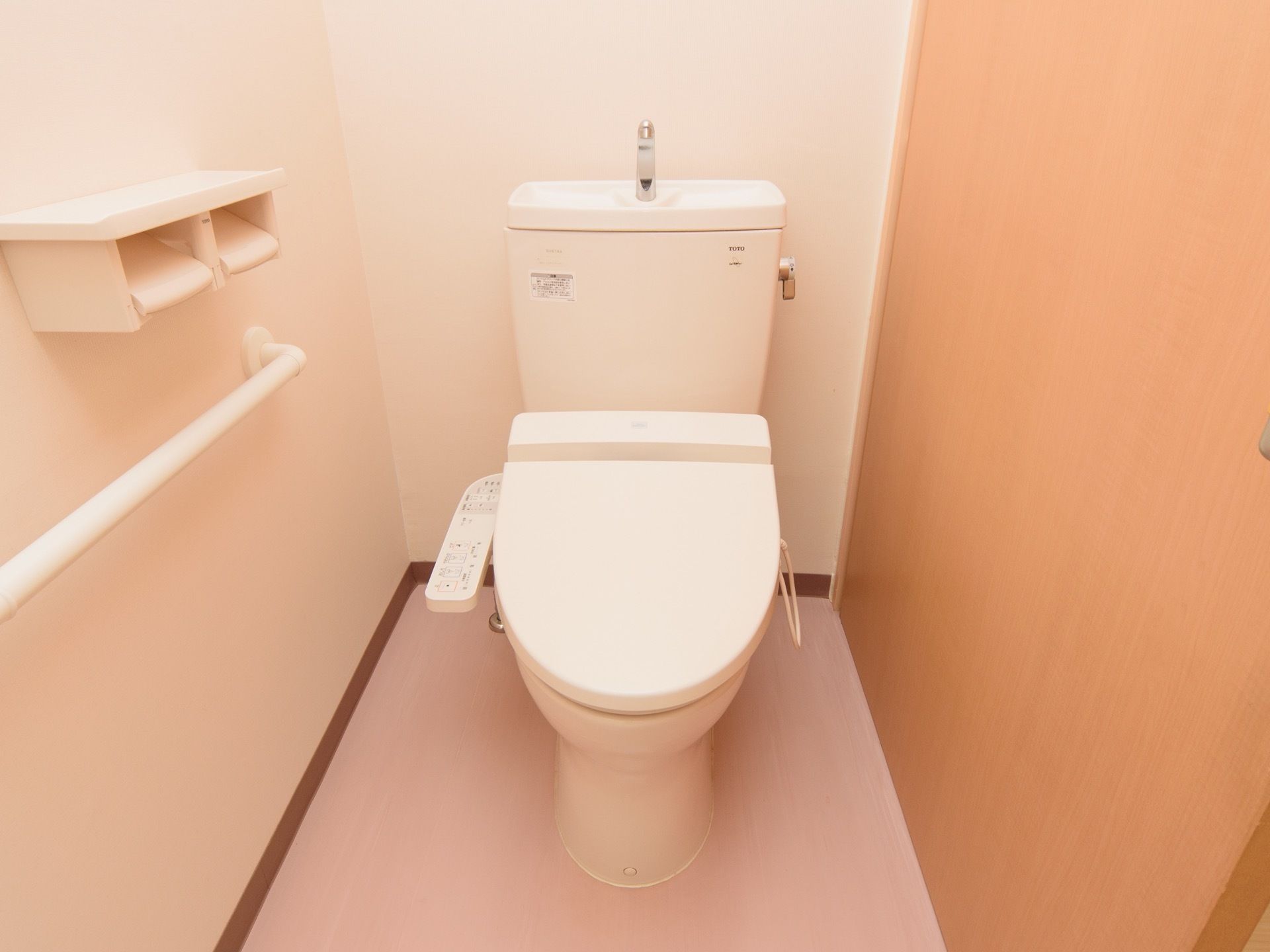 居室のトイレは白で統一されており清潔感がある。清掃が行き届いており、気持ちよく使用することができる。