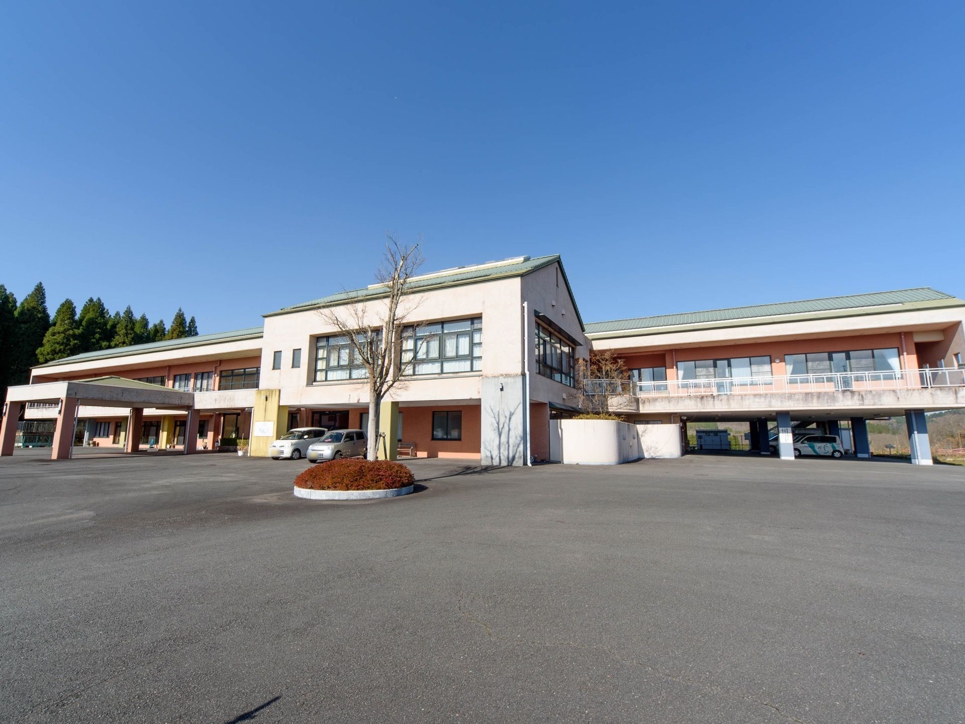 施設周辺に建物がないので大きな空が頭上に広がっている。近くには林があり自然豊かな環境である。駐車場が完備されている。
