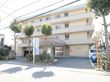 施設は4階建ての建物である。アイボリー色の外壁で周辺環境に馴染んでいる。木が周辺に植えられて緑を感じることができる。