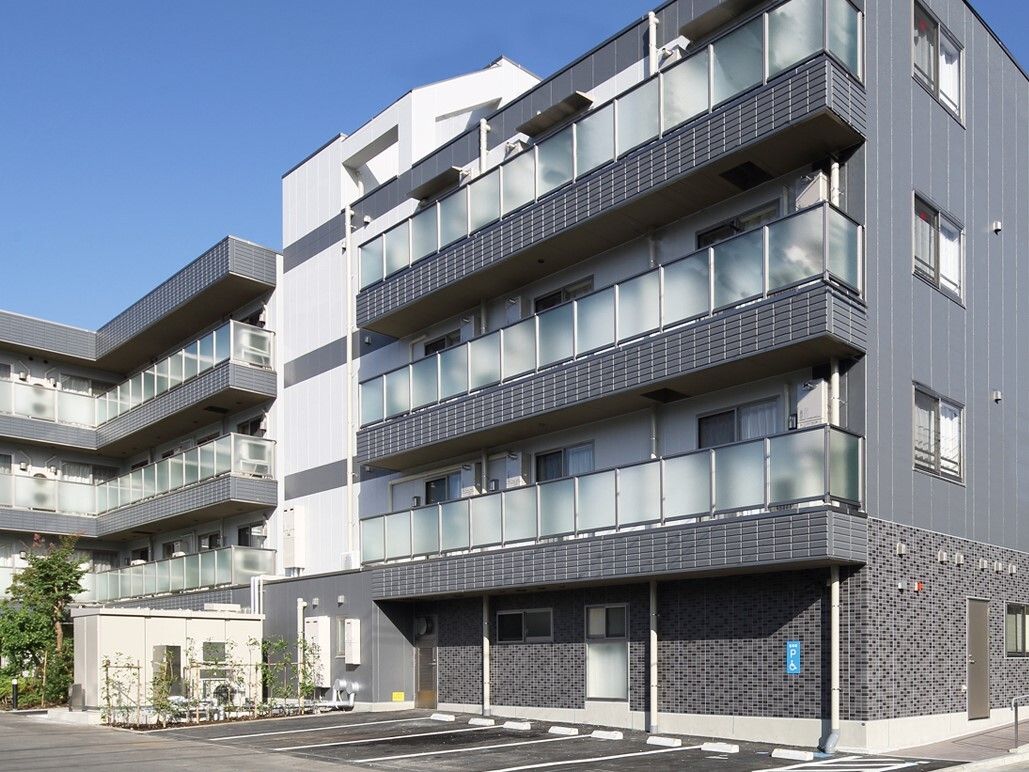 洗練されたスタイリッシュな外観の、4階建ての入居施設