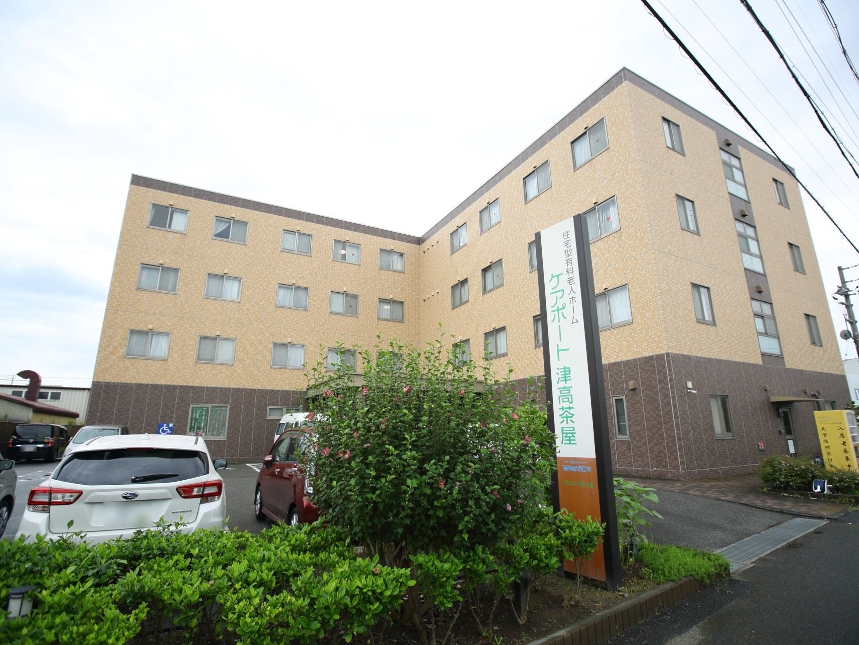 L字型の4階建ての施設である。ベージュとブラウンのツートンカラーが特徴で、植え込みや駐車場を完備している。