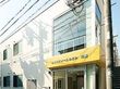 施設名の立体文字が見える、2階建てアパート型のグループホームの入口