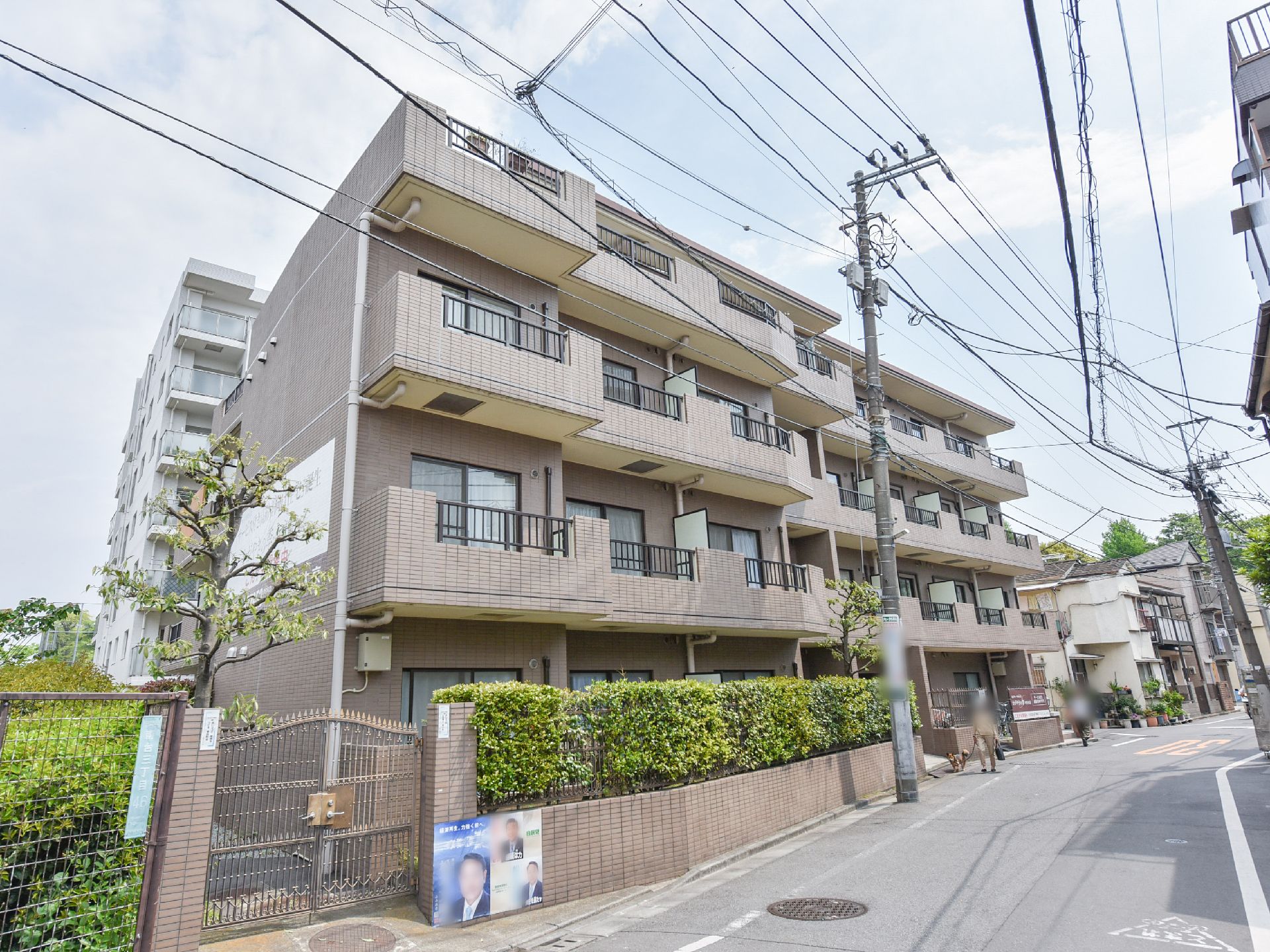 神田川沿いに建つサービス付きの高齢者向け住宅となっている。周辺には小学校や中学校があり、閑静な住宅街が広がっている。