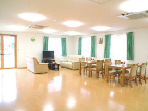 「シルバーピュア五所川原」リビングはテレビやソファの他にテーブルやチェアも設置していますが、なお広いです。