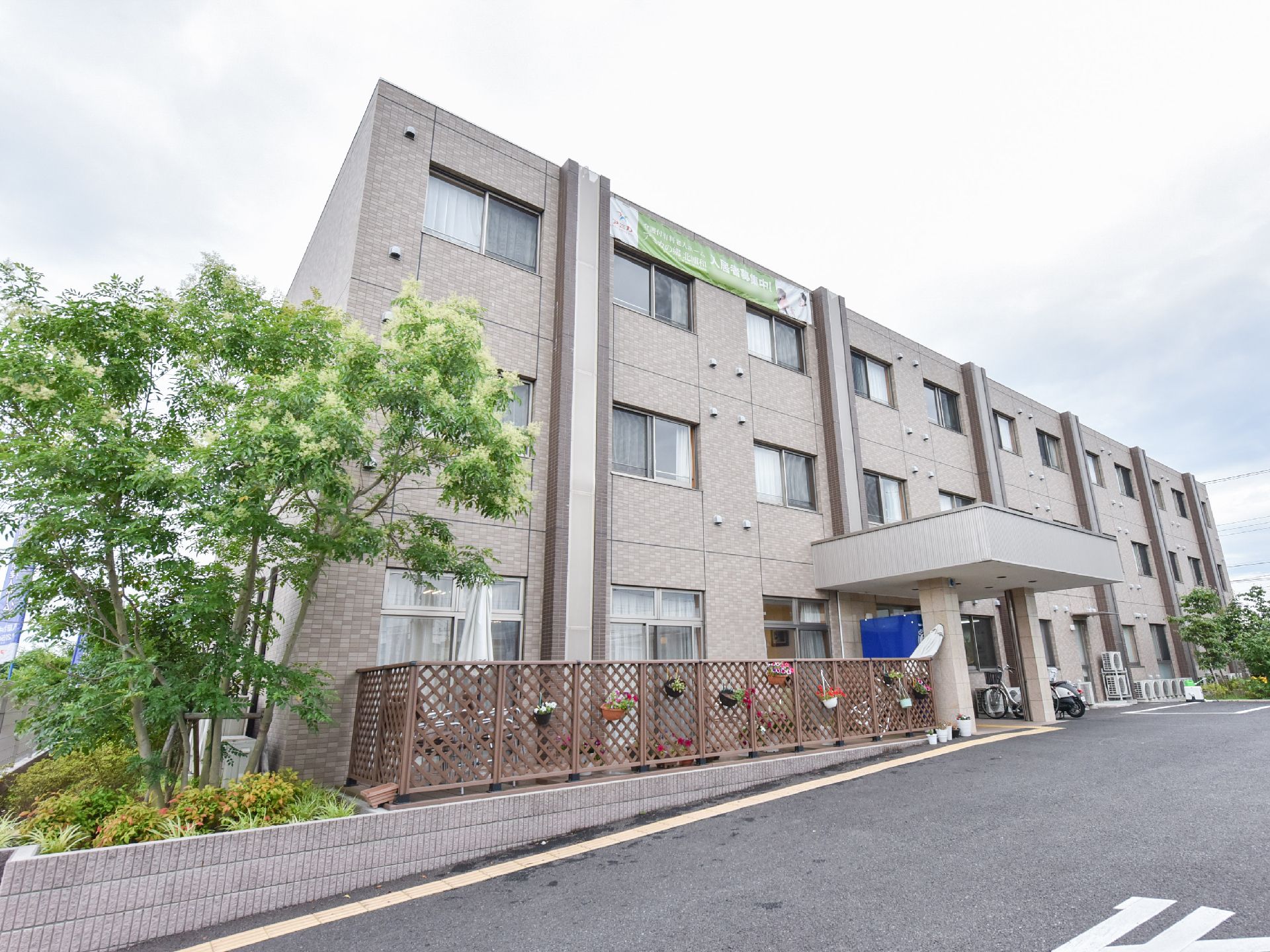 鉄筋コンクリート造り3階建ての施設には全室個室の43室がある。ALSOK通報システムで災害や火災にも対応している。
