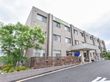 鉄筋コンクリート造り3階建ての施設には全室個室の43室がある。ALSOK通報システムで災害や火災にも対応している。