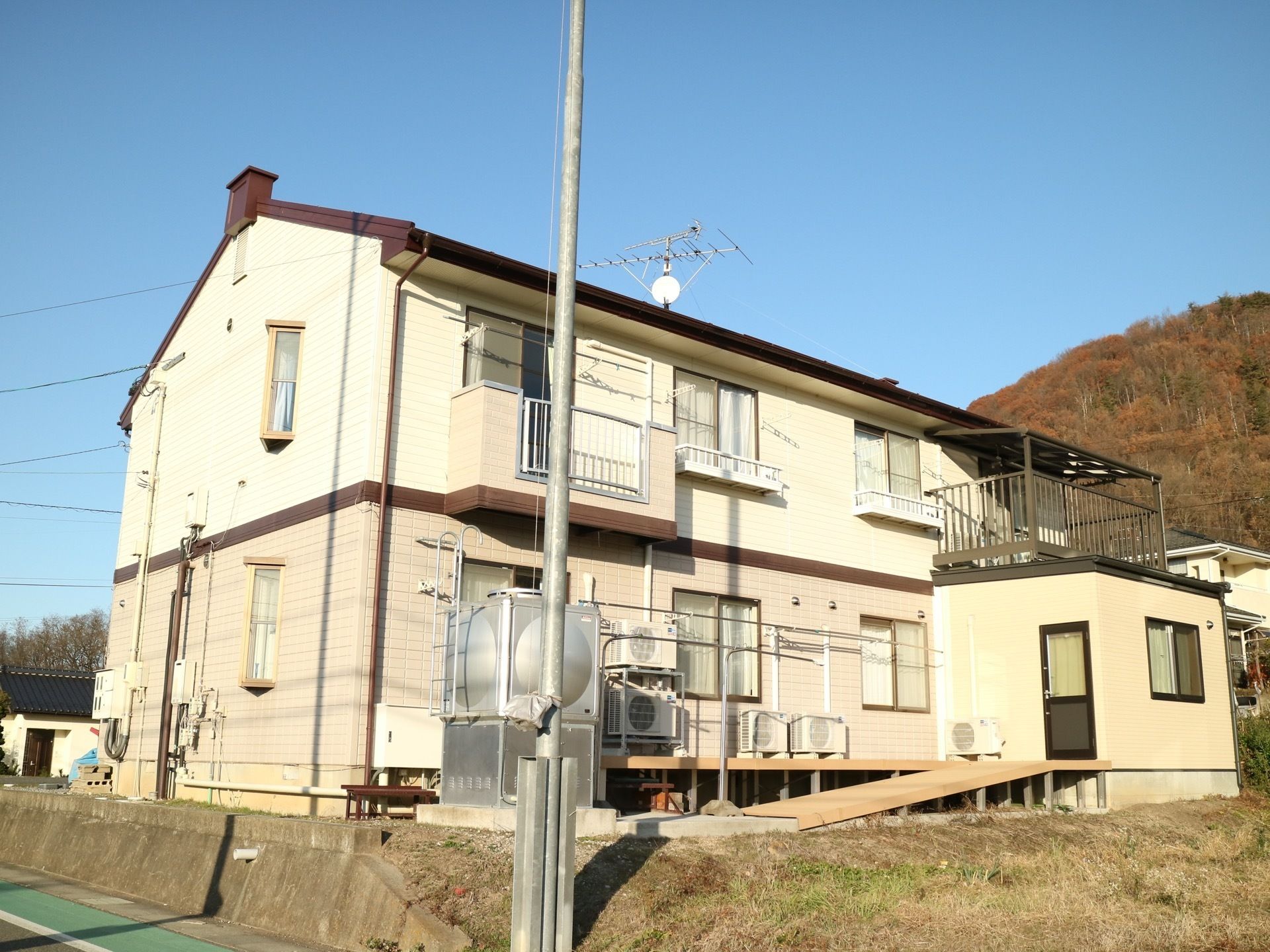 施設周辺は住宅街や農地となっている。建物本体の基礎は道路よりやや高い位置にあり、コンクリートで固めたつくりをしている。