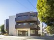 都会的な住宅地に建てられている3階建ての施設の外観。敷地内に駐車場があり、入り口までの移動もスムーズ。