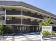 4階建のモダンな洋館。周りは自然に恵まれた閑静な立地。建物周辺は空間があるので、車寄せが楽にできて便利。