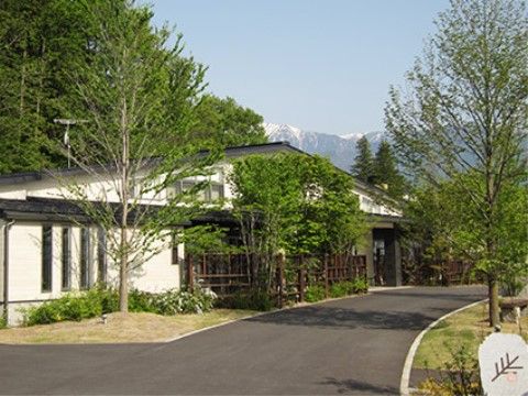 2階建ての建物は、落ち着いた雰囲気を感じられる外観となっている。自然豊かな環境で、ゆったりと暮らしていただける。