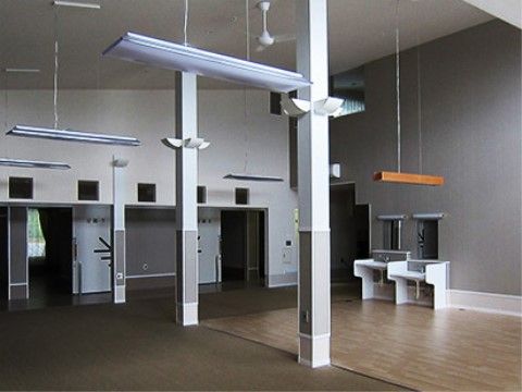 共有スペースは天井が高く広々としており、開放感のある場所となっている。一角には洗面台を2台ご用意している。