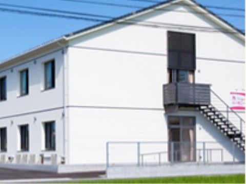 鉄骨２階建て介護付き有料老人ホームである。24時間帯制でベテラン介護士による見守りがあり、入居者様に安心できる暮らしを提供している。
