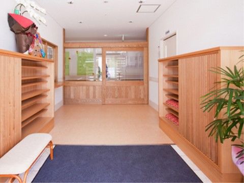 玄関には、引き戸式木製の靴箱が両サイドに設置されている。側には、靴の脱ぎ履きの際に便利な椅子が置かれている。
