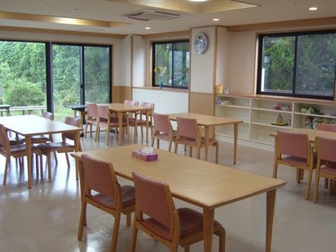 緑深い景色が窓から見える共有スペースでは、設置された窓の下にカウンター付き収納スペースが完備されている。