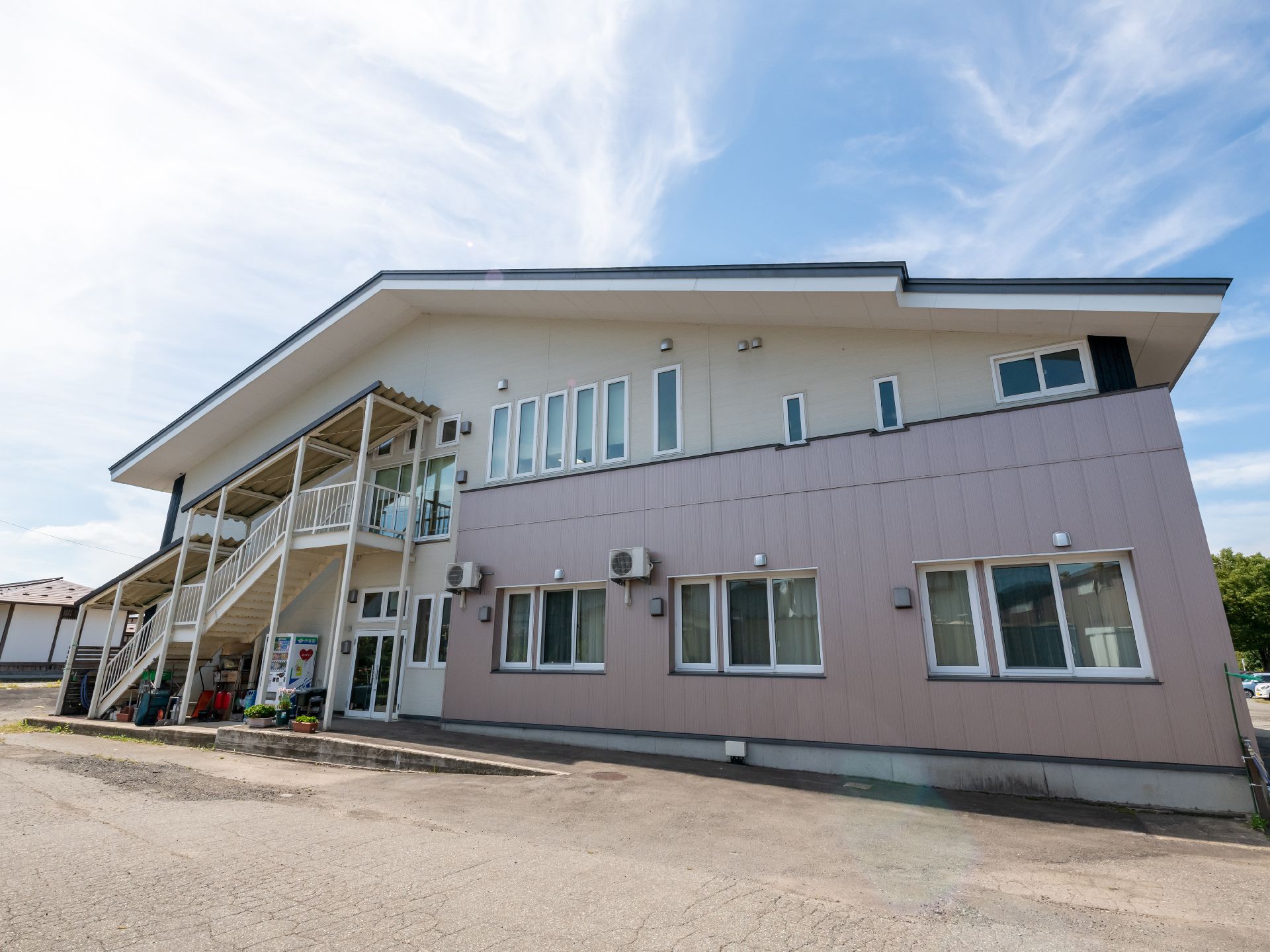 全部屋個室の２階建ての施設