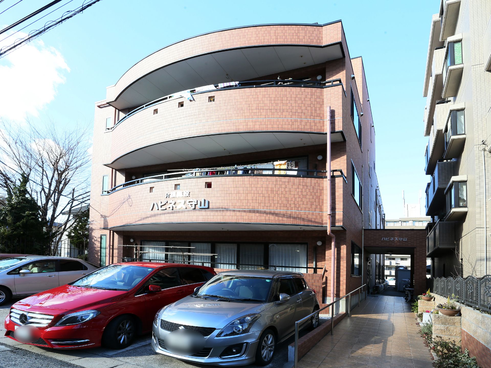駐車場があり、車での利用も可能。利用者が「家」として使用できるように配慮された建物。外観は穏やかな家をイメージ。