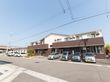 ブラウンやグレー、ホワイトなど多彩な色調となっている施設の外観