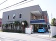 建物周辺に緑を配した施設の外観。
