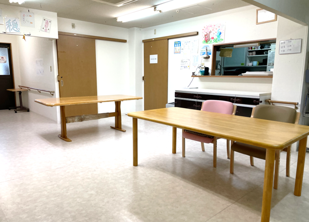 食堂の横にはリビングが設けられている。ソファが２台置かれていて、窓際には大画面のテレビが設置されている。