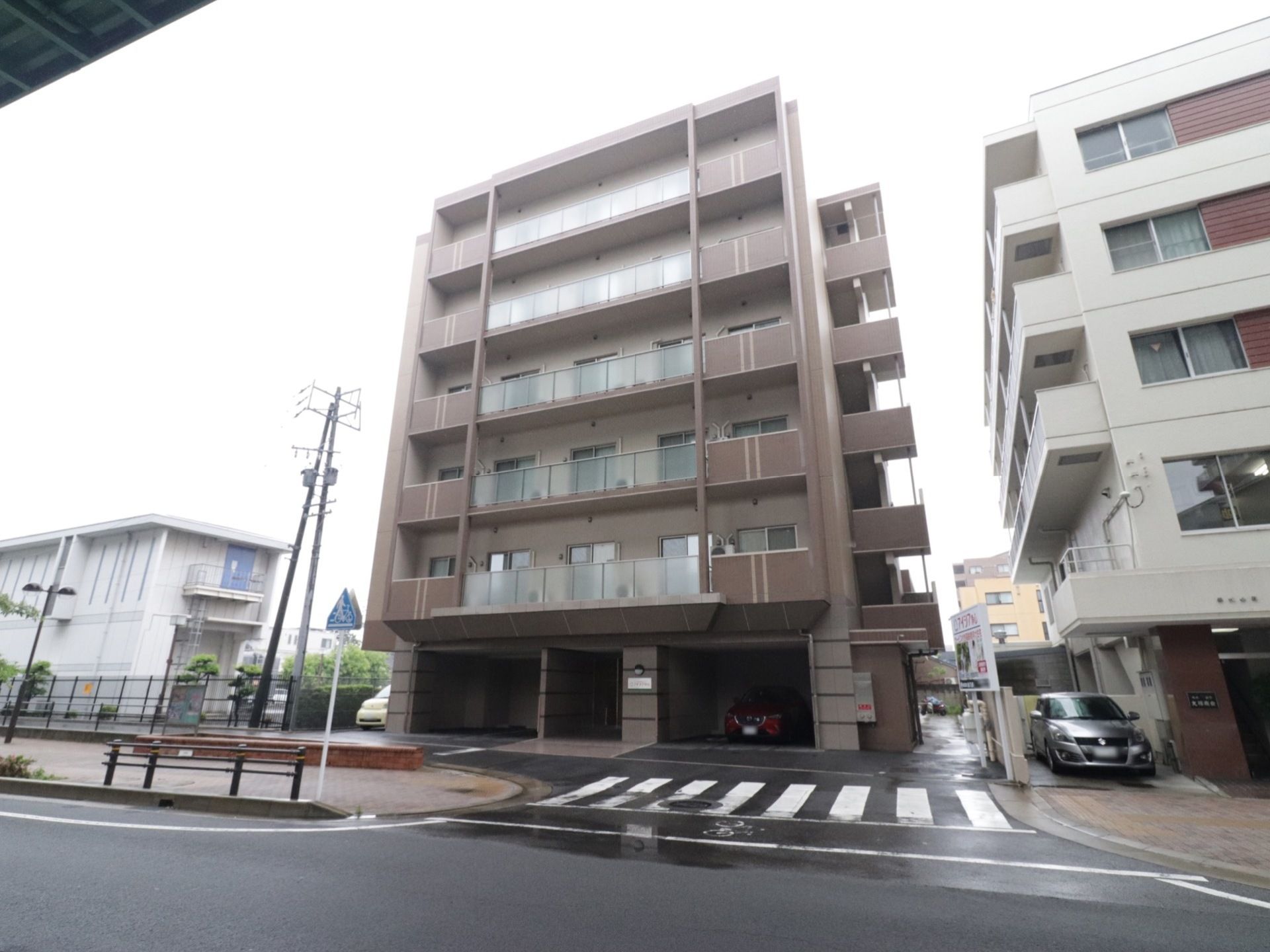 施設は重厚感のある色合いで、一般邸宅を思わせるモダンな外観をしている。駐車場もあるため自家用車の利用も簡便に行える。