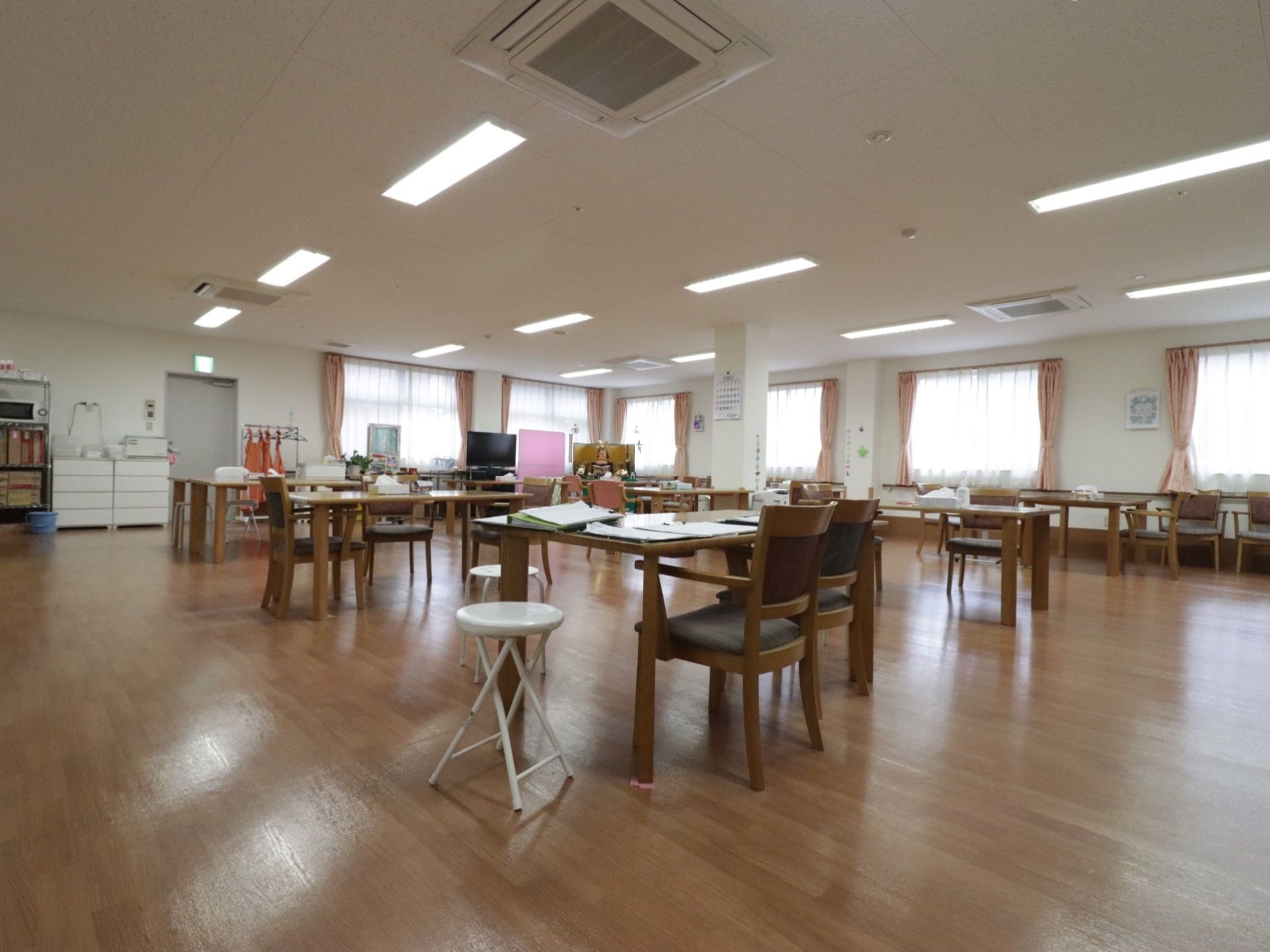 食堂にはたくさんの窓があり、そこから日が入るのでとても明るい。室内も広々として、開放的な空間になっている。