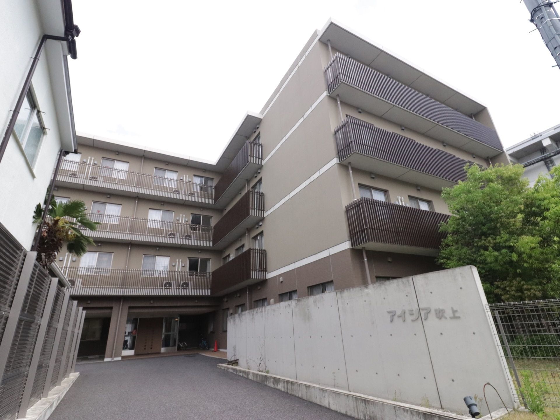 建物は鉄筋コンクリートの４階建てであり、段差もほとんどない。入口までの通路も広く車椅子での移動も楽に行える。