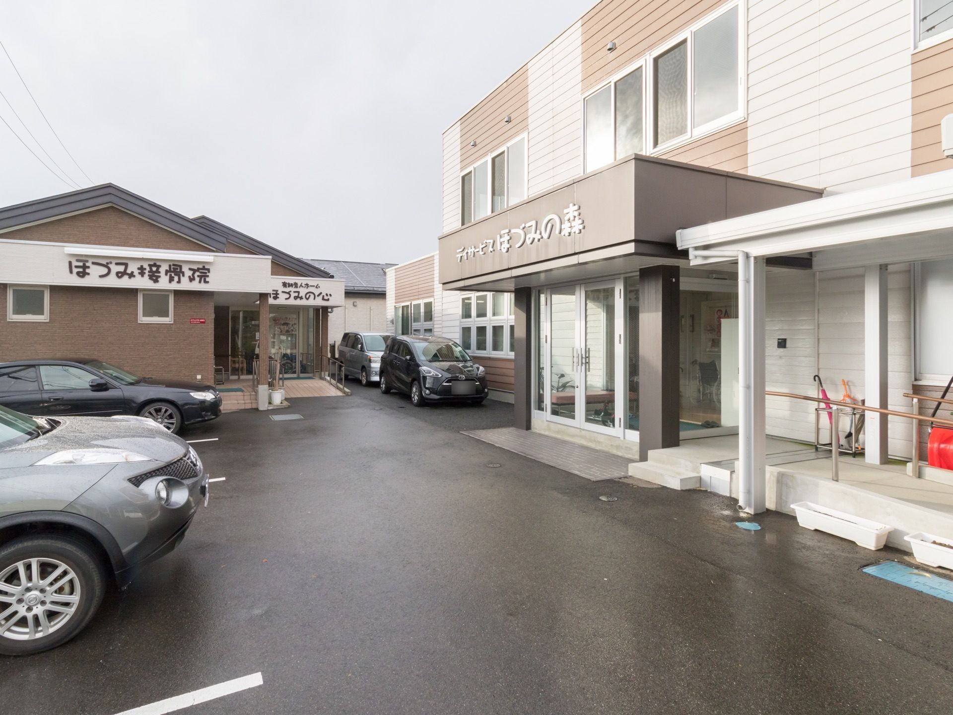 ２階建ての建物である。建物に沿ってスロープがあり玄関へ続いている。玄関は内部を見通せるガラス張りになっている。