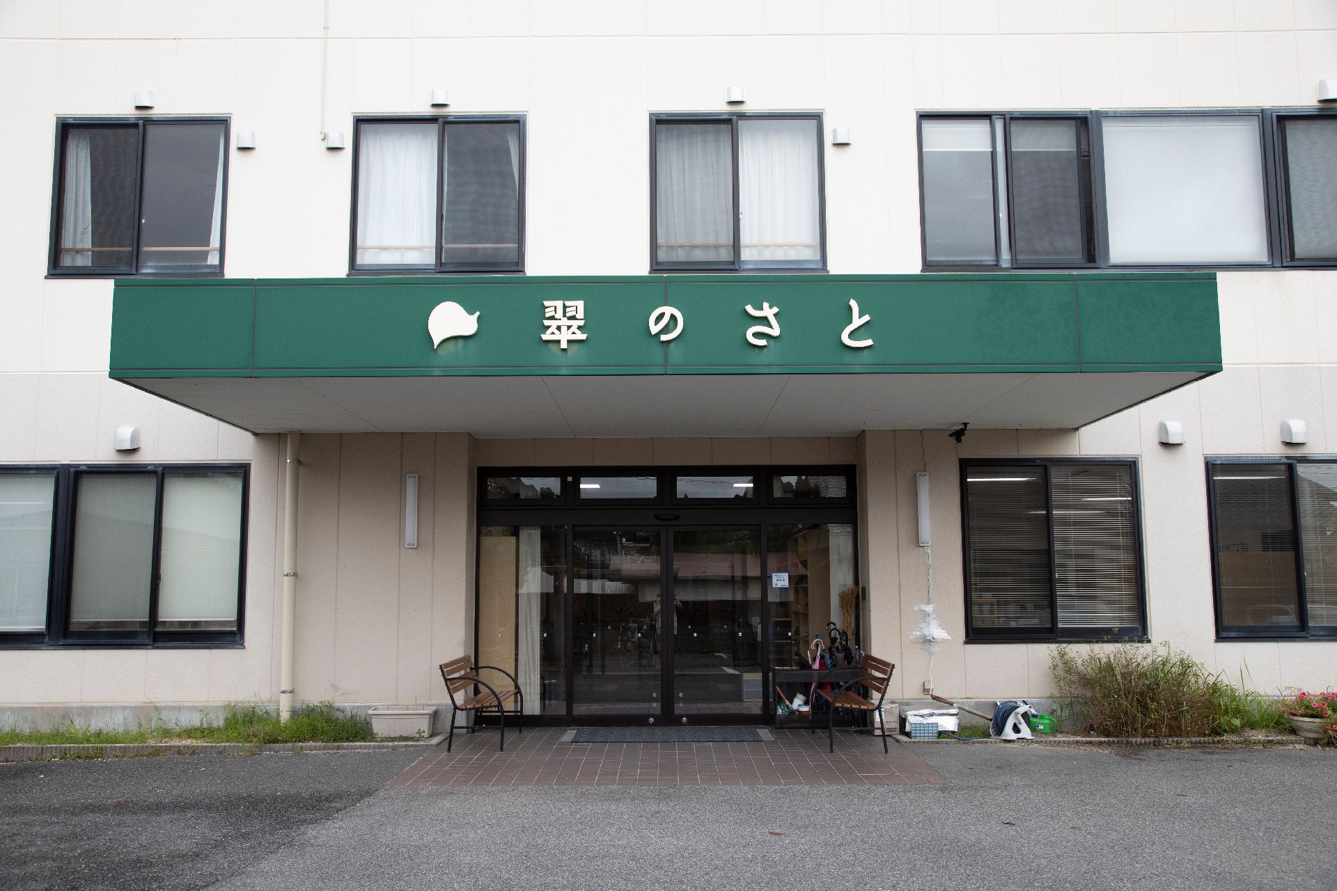 転倒防止のために地面が整備されている玄関