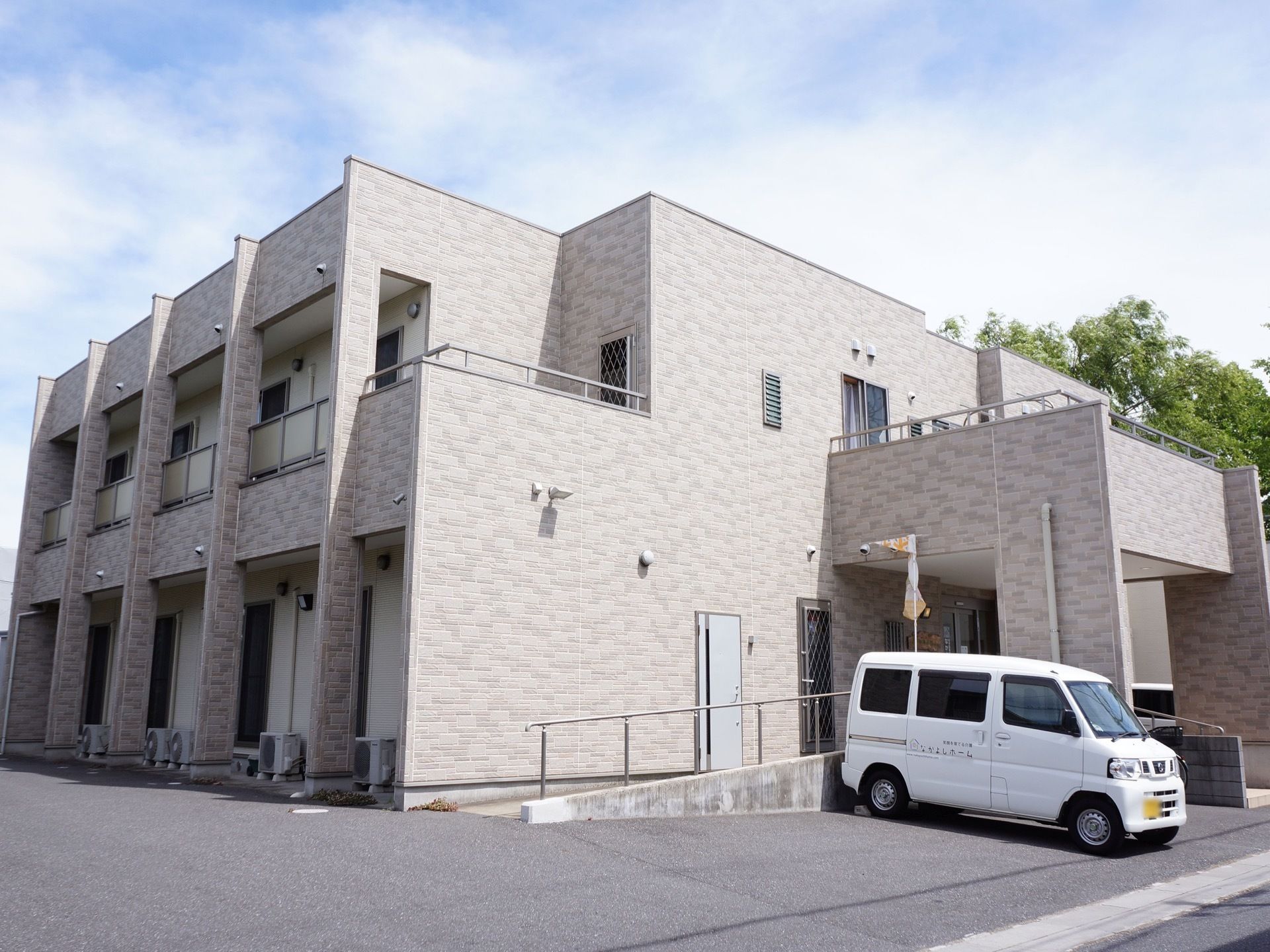 自然が残る静かな環境に立地しており、穏やかな生活を送ることができる。周辺の散策などを楽しむことで、健康的に過ごすことができる。