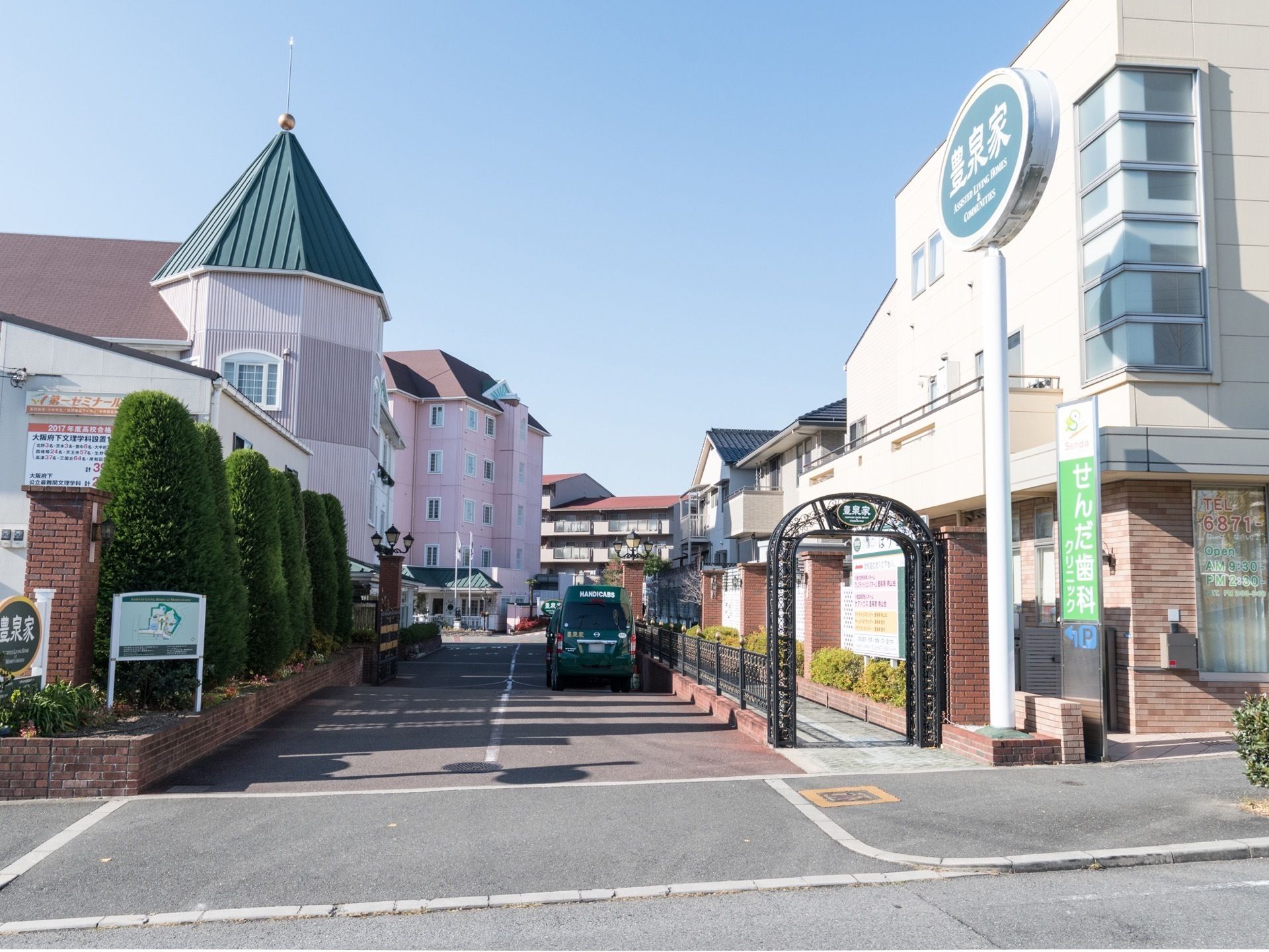 入口は大きく施設名が表記された看板があり、目印になっている。道路が整備され、安全に施設を利用することができる。