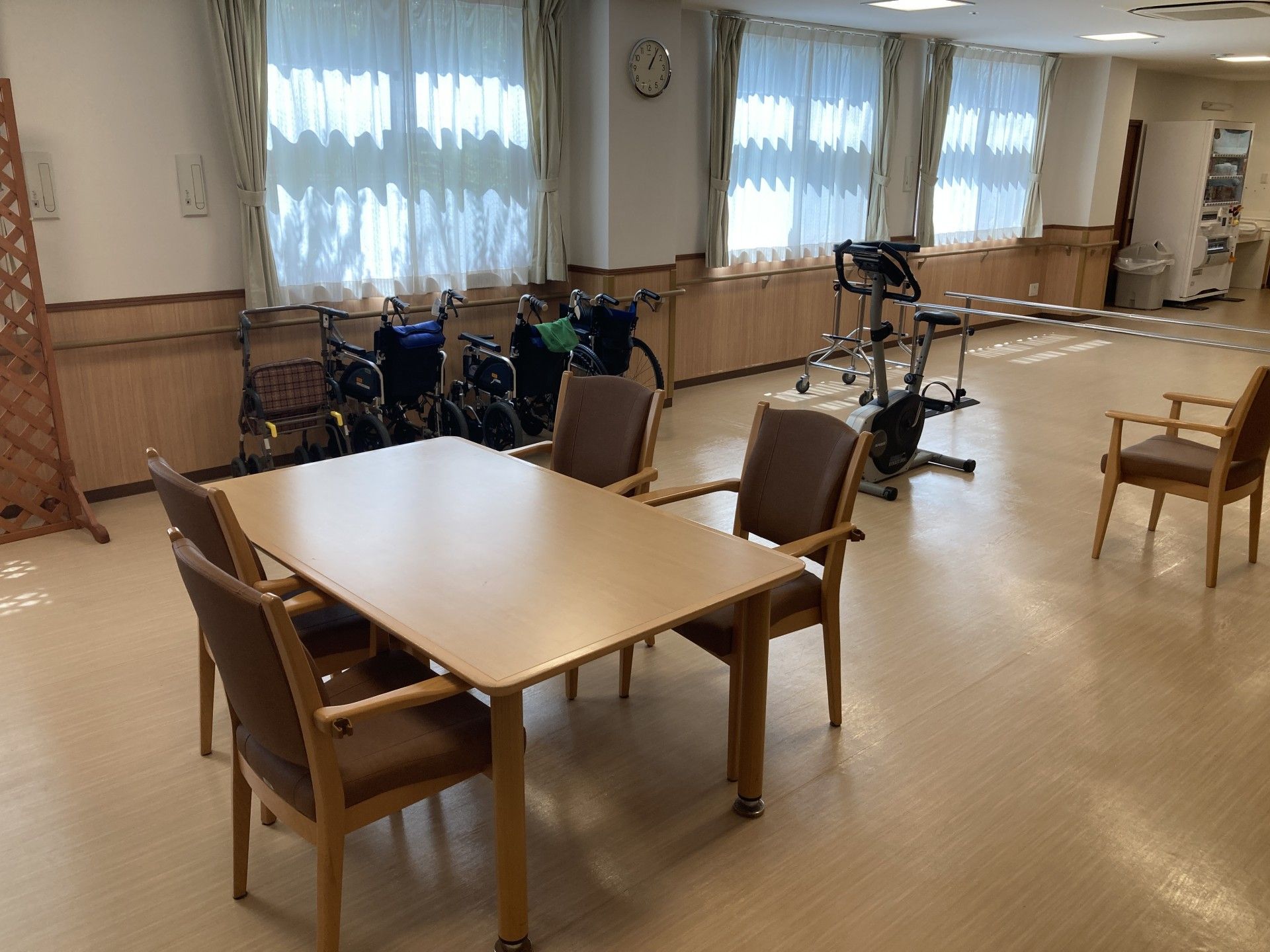 車椅子とテーブルのある部屋
