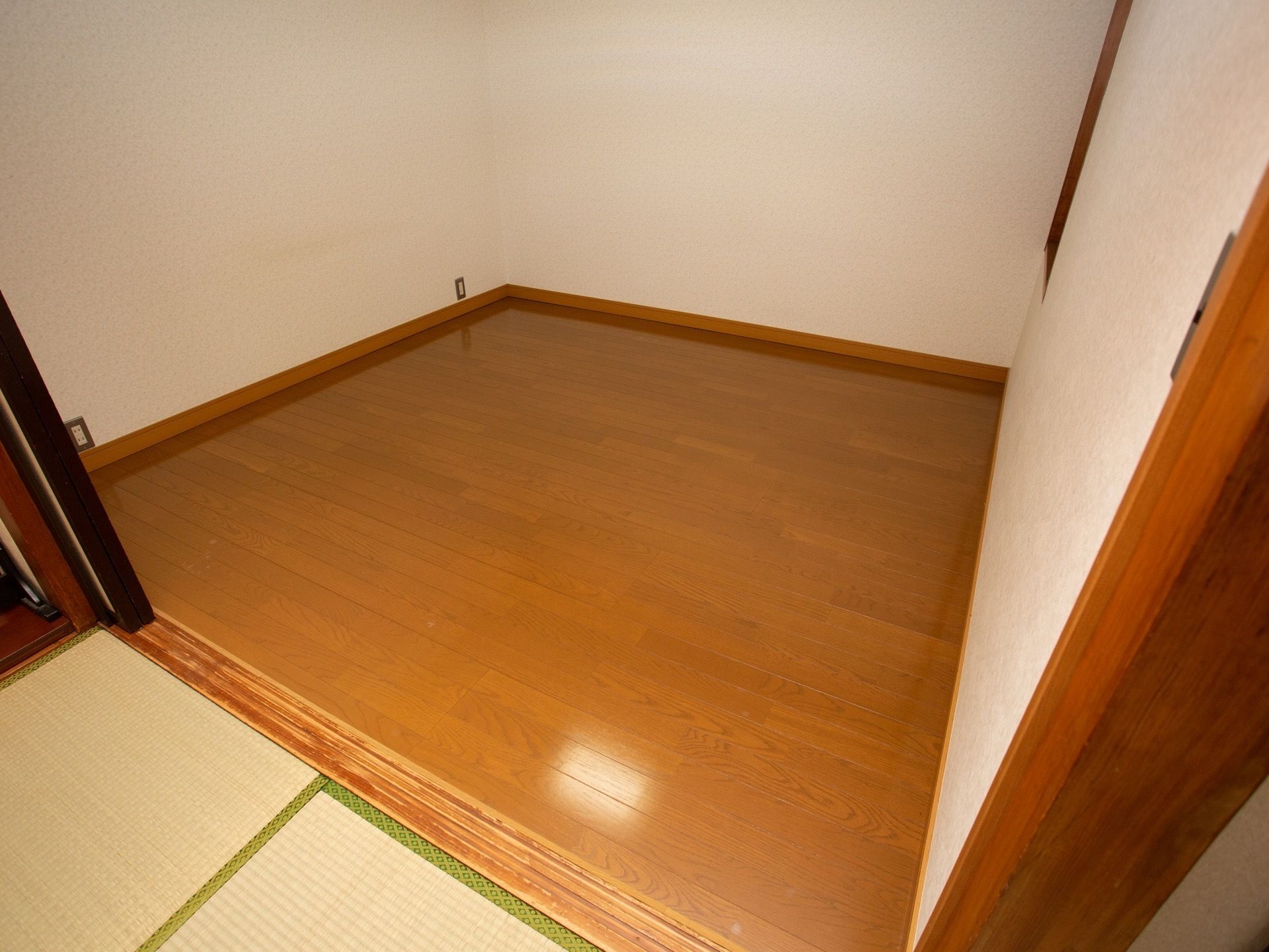 畳から襖を開けた奥にフローリングの小部屋が続いている。床は清潔に保たれており、照明が反射するほど光っている。