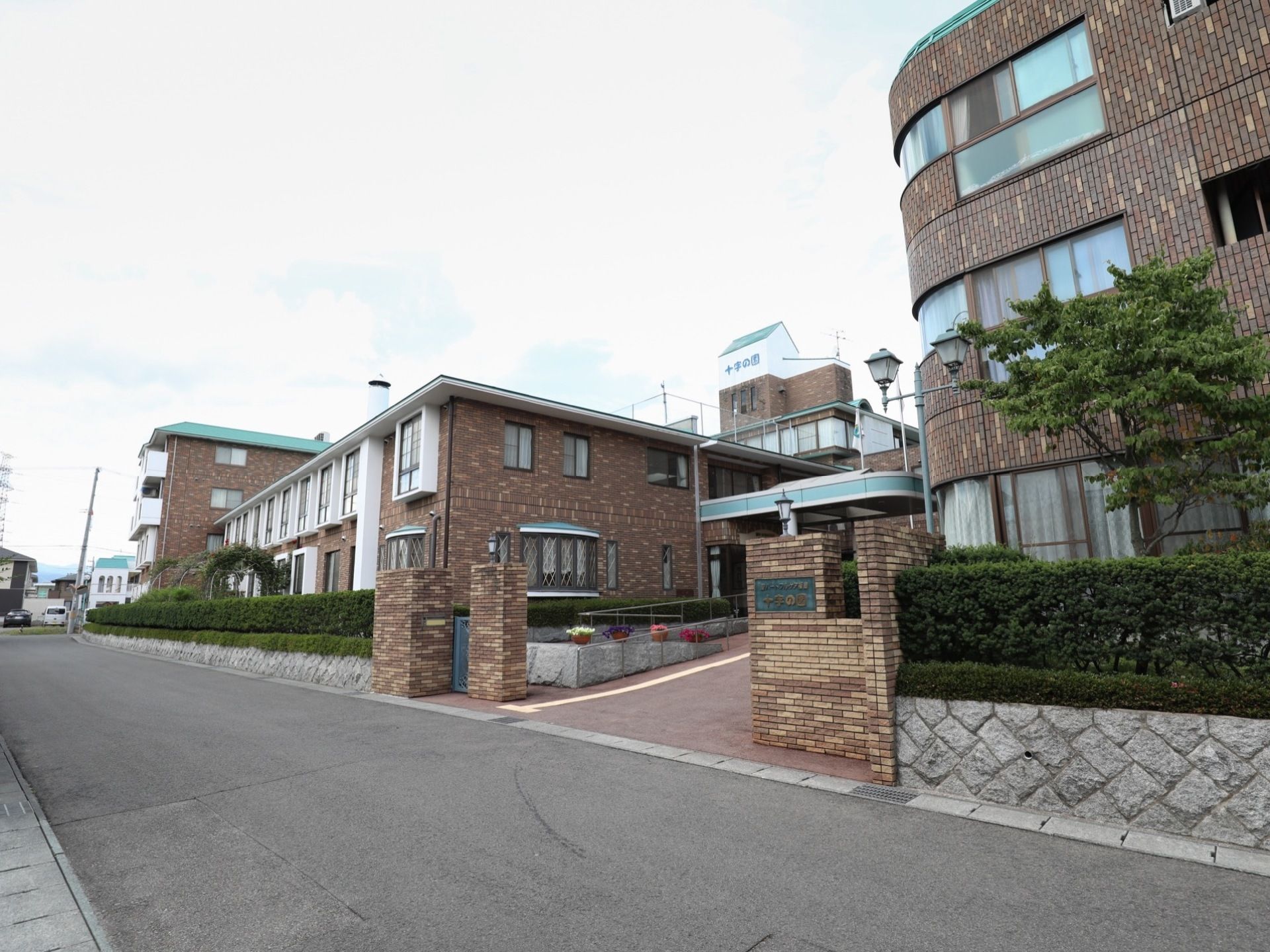 施設は茶色いレンガ造りの外壁で、大きな建物となっている。入口は、ゆったりとした角度のスロープが設けられている。