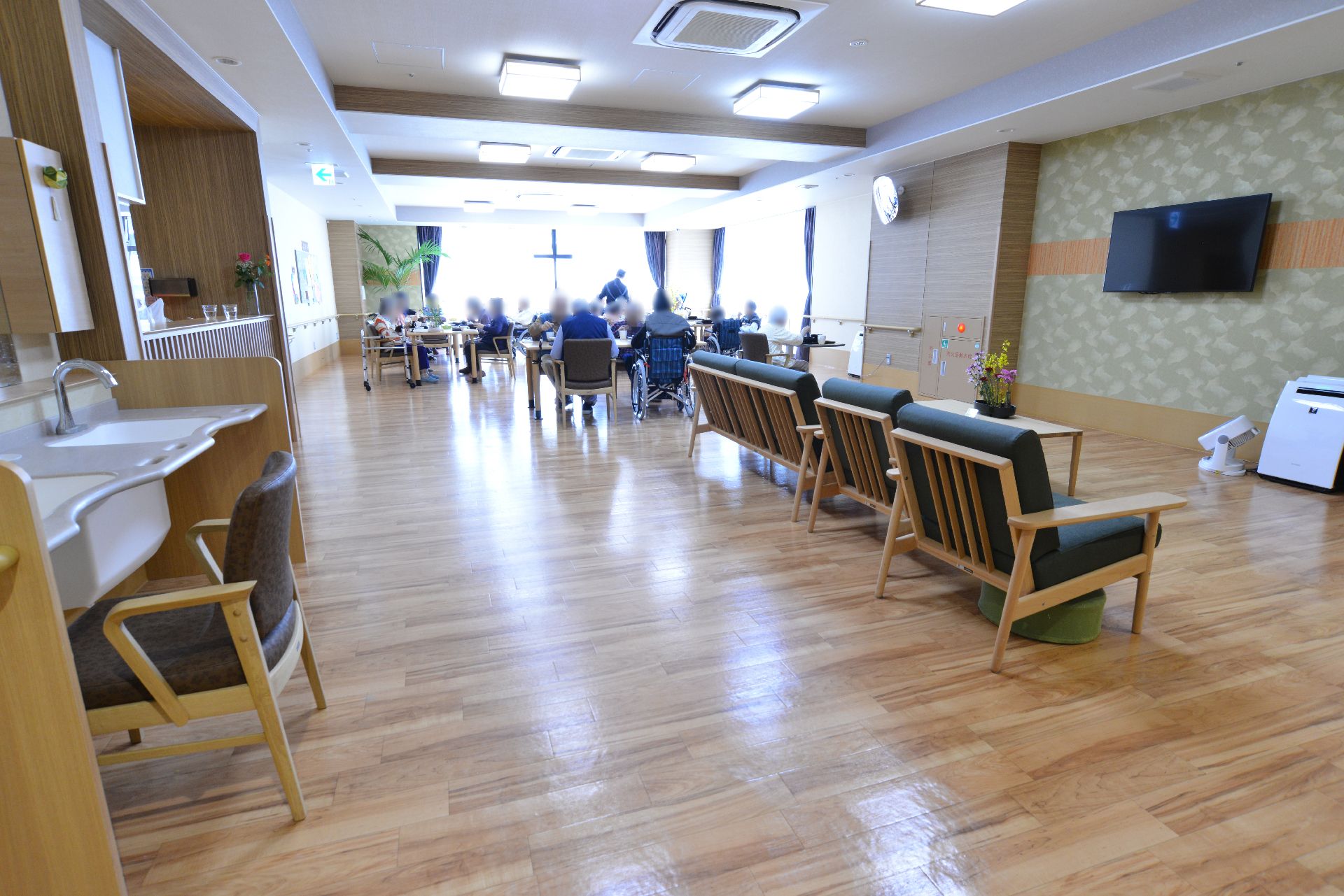 食堂のすぐ横にあるリビングスペースである。ゆったりと座れる椅子やテーブルが置いてある。大きな薄型テレビが壁に付いている。