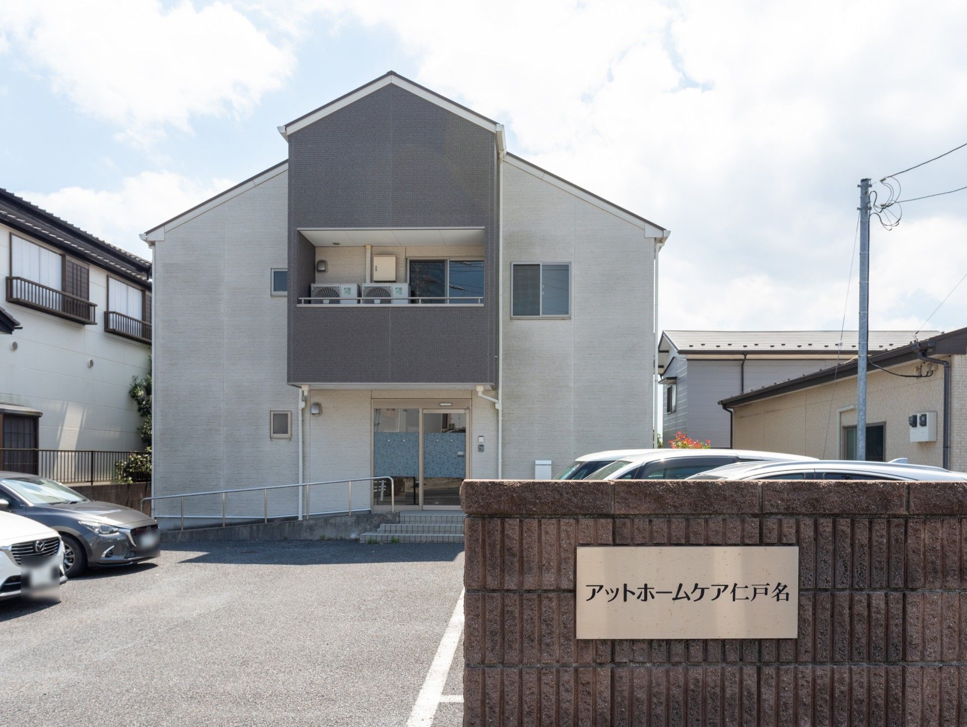 駐車場付きの建物外観