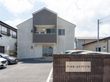 駐車場付きの建物外観