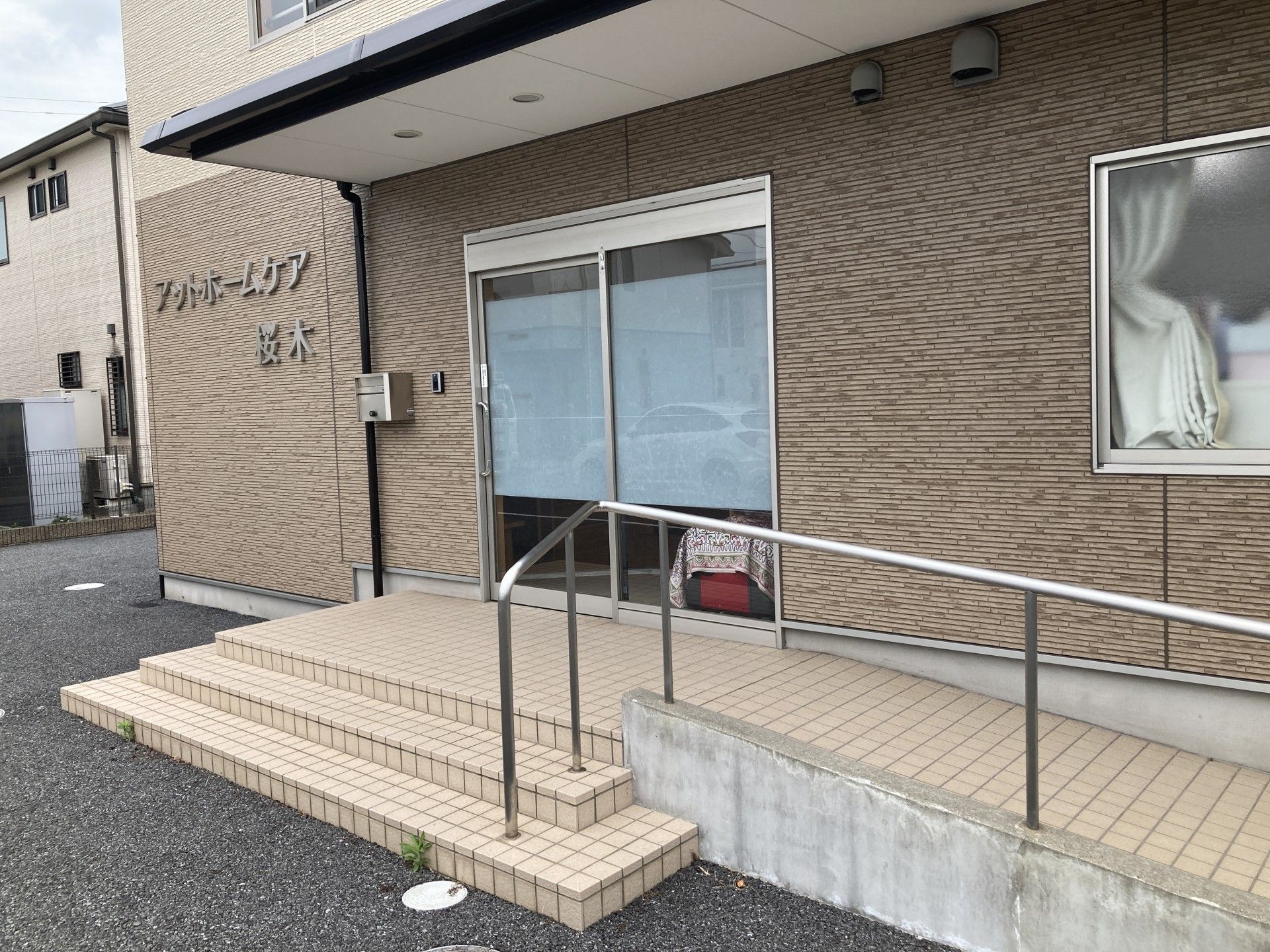 玄関のスロープと手すり
