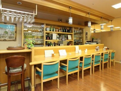 「気まま館東大和」バーカウンター。美しく奏でられる音楽を聴きながら、優雅なひとときをお過ごしください。