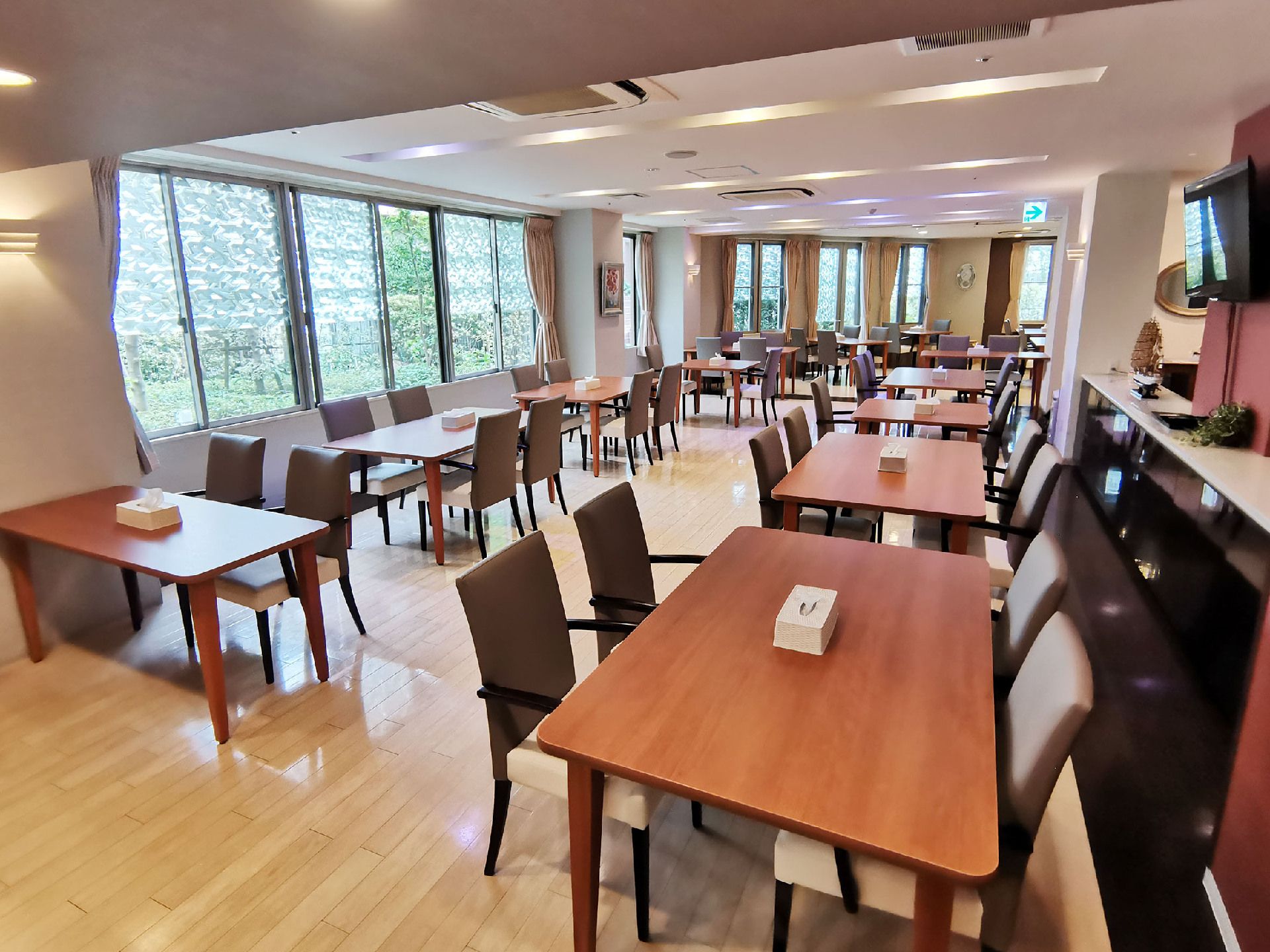食堂の奥には厨房がある。窓が多く青々とした木々を堪能できる。天井にはエアコンがありいつでも適温になっている。