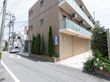 地上３階建てで全室にベランダとエアコンが設置されている。施設の敷地内には多くの木々が植えられている。