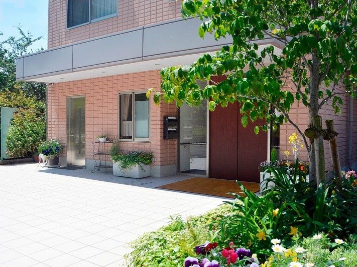 施設はマンションのような外観の５階建ての建物である。駐車場が建物横に設けられている。バルコニーが居室階に設置されている。