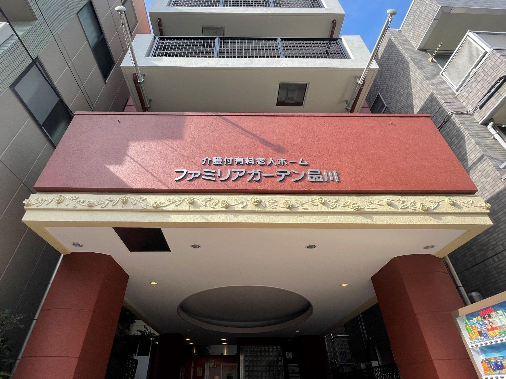 エントランスのシックな外観